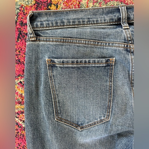 🔥Old Navy | Women's Medium Blue Distressed Mid-Rise Boyfriend Jeans raw hem sz 6 - Picture 3 of 16